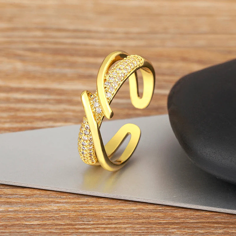 Anel Traçado com Zircônias  Ajustável