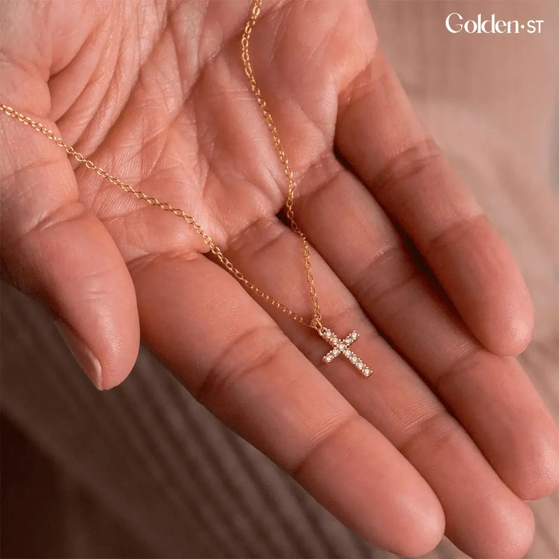 Colar Cruz Cravejada em Zircão e Prata Esterlina Dourada - Minimalista & Luxuosa