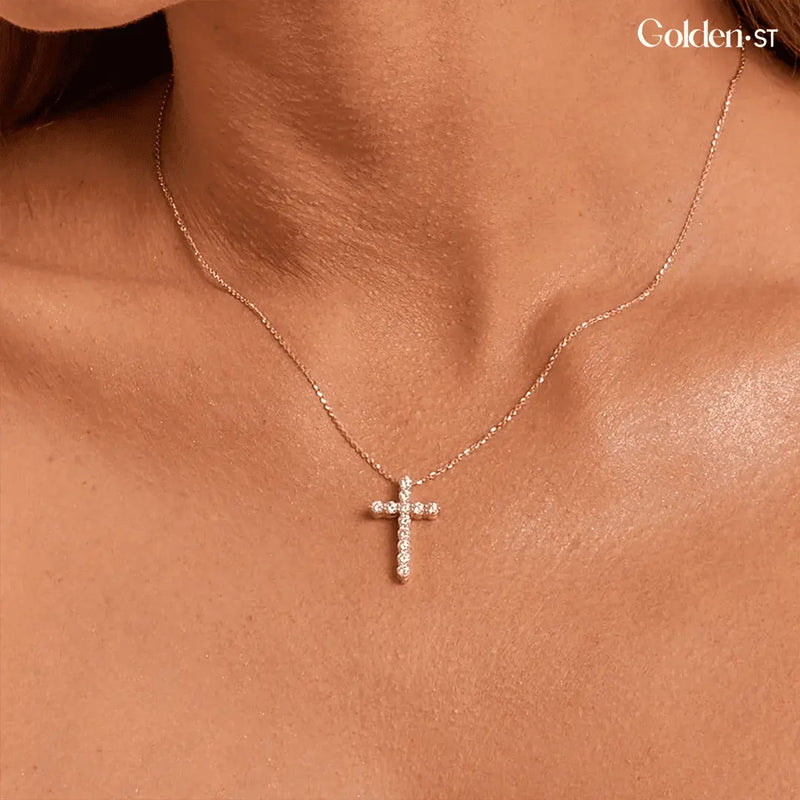 Colar Cruz Cravejada em Zircão e Prata Esterlina Dourada - Minimalista & Luxuosa