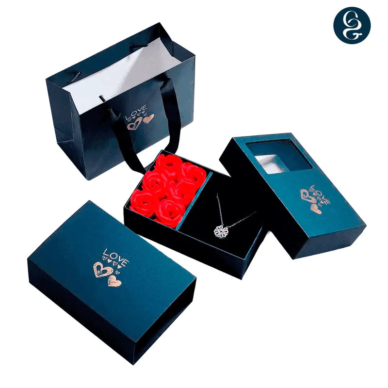 Colar Trevo de Quatro Folhas + Caixa Presente com Rosas (ÚLTIMAS UNIDADES)