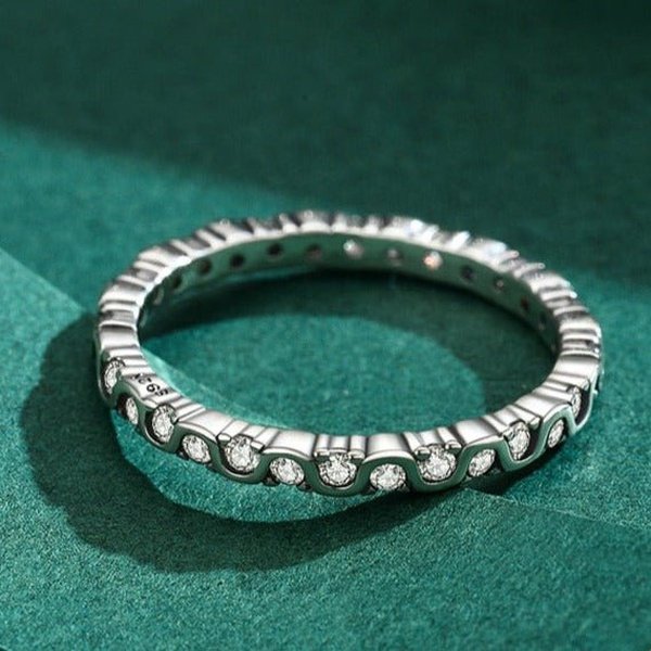 Anel Ondulado com Zircônias Prata