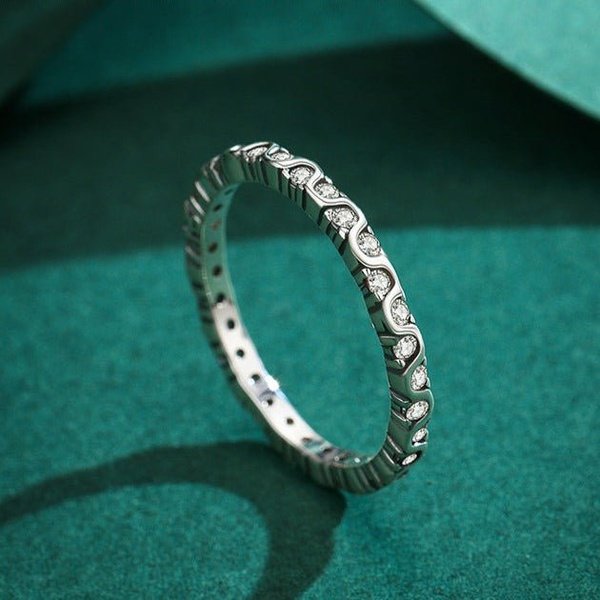 Anel Ondulado com Zircônias Prata