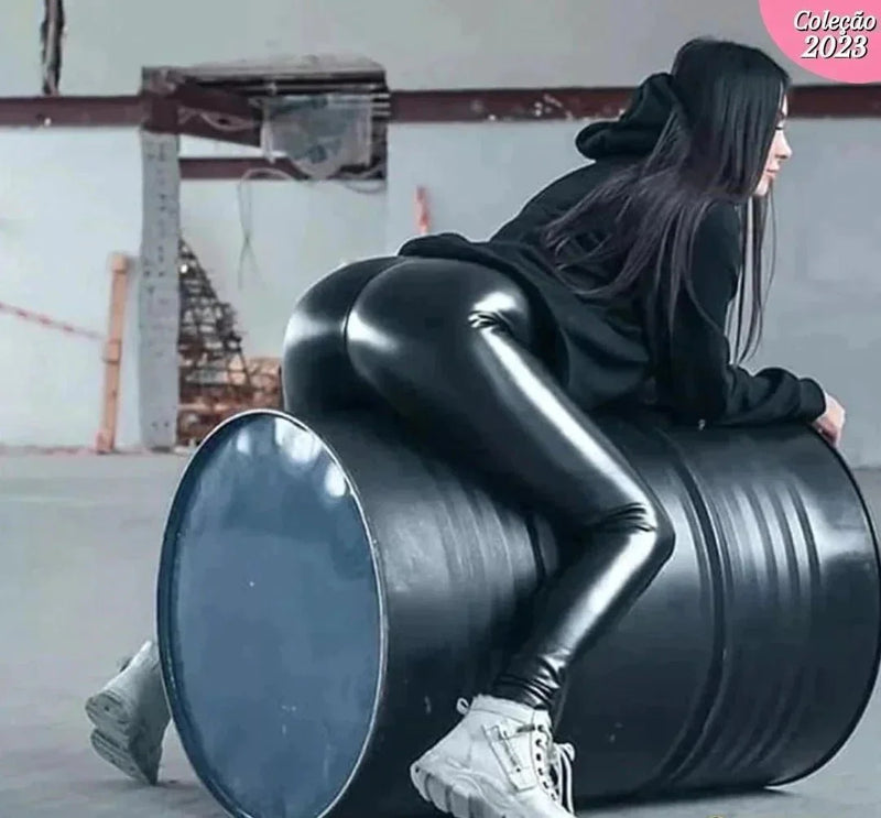 Calça de Couro Aveludada - Hotleg + Brinde Surpresa Exclusivo